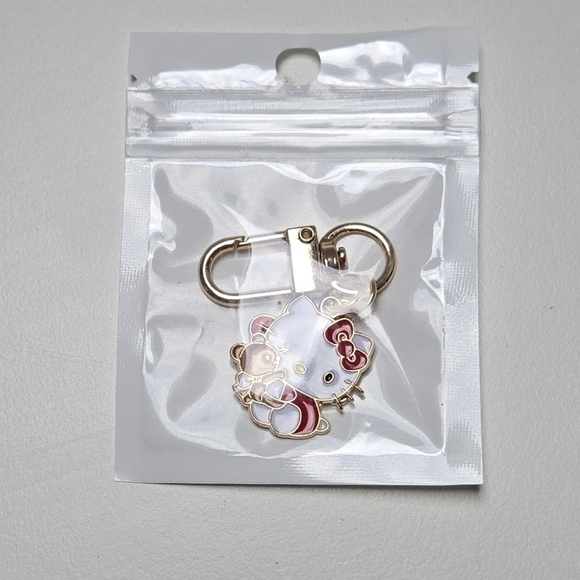 Winking Hello Kitty Keychain - Picture 6 of 6